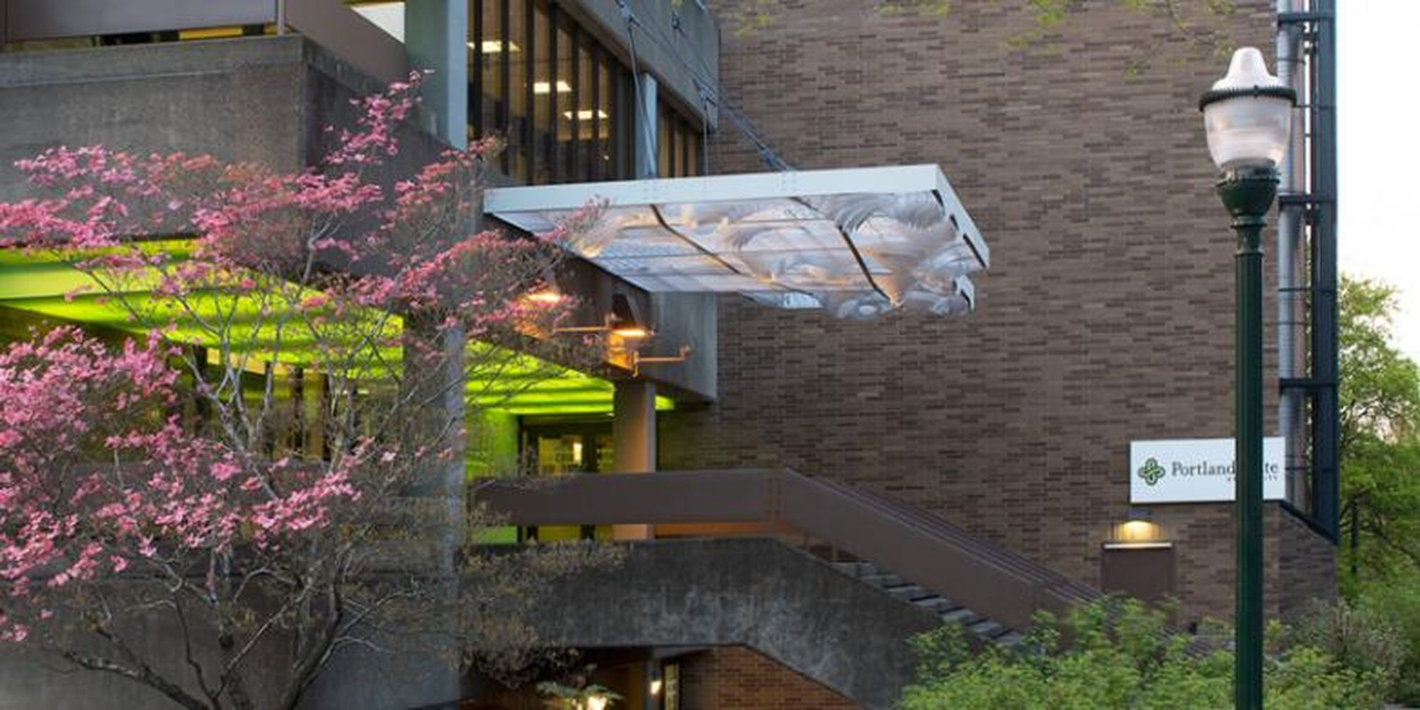 Kanopi Unik Penyaring Cahaya Matahari