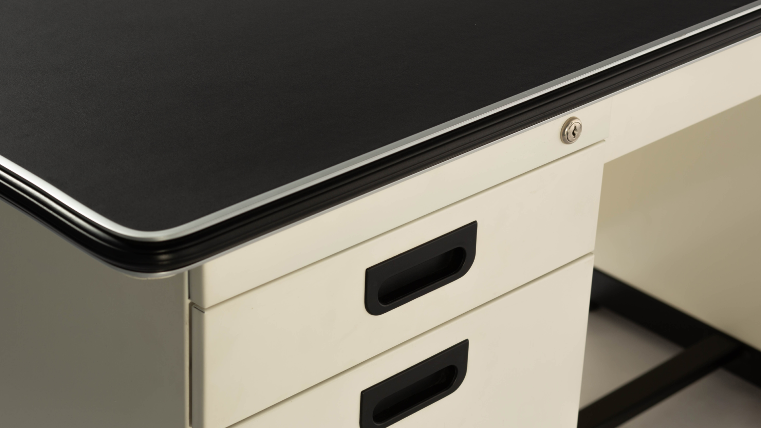 Tips Memilih Meja Besi Kantor Minimalis untuk Ruang Kerja