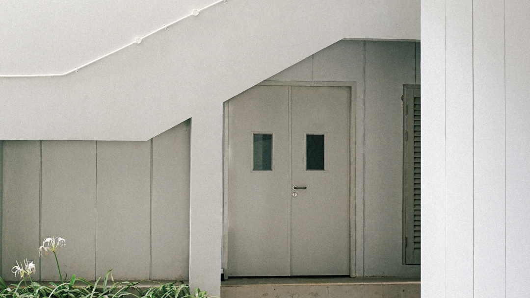 Keunggulan Pintu Besi Custom untuk Gedung Komersial