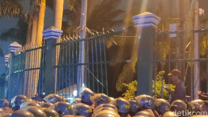 Pagar Besi Gedung DPR RI Rusak, Segini Ongkos Perbaikannya