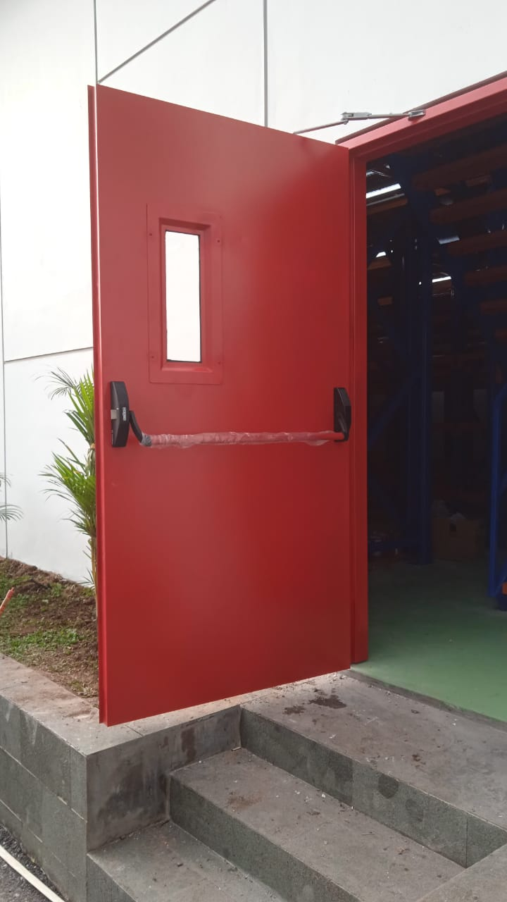 Pembuatan Pintu Tahan Api dengan Metode Pengecatan Spray