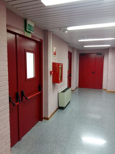 Panduan Lengkap Merancang Pintu Darurat Sesuai Standar