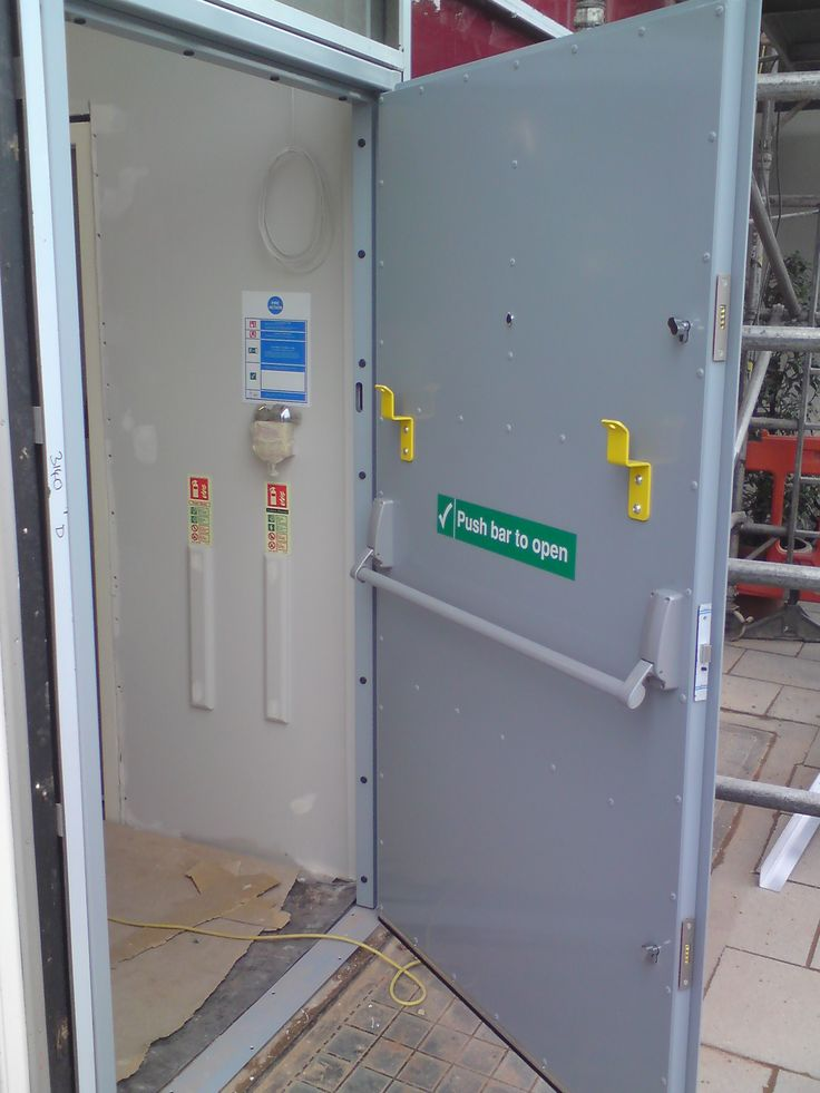 Teknologi Baru: Pintu Darurat Otomatis Saat Alarm Aktif