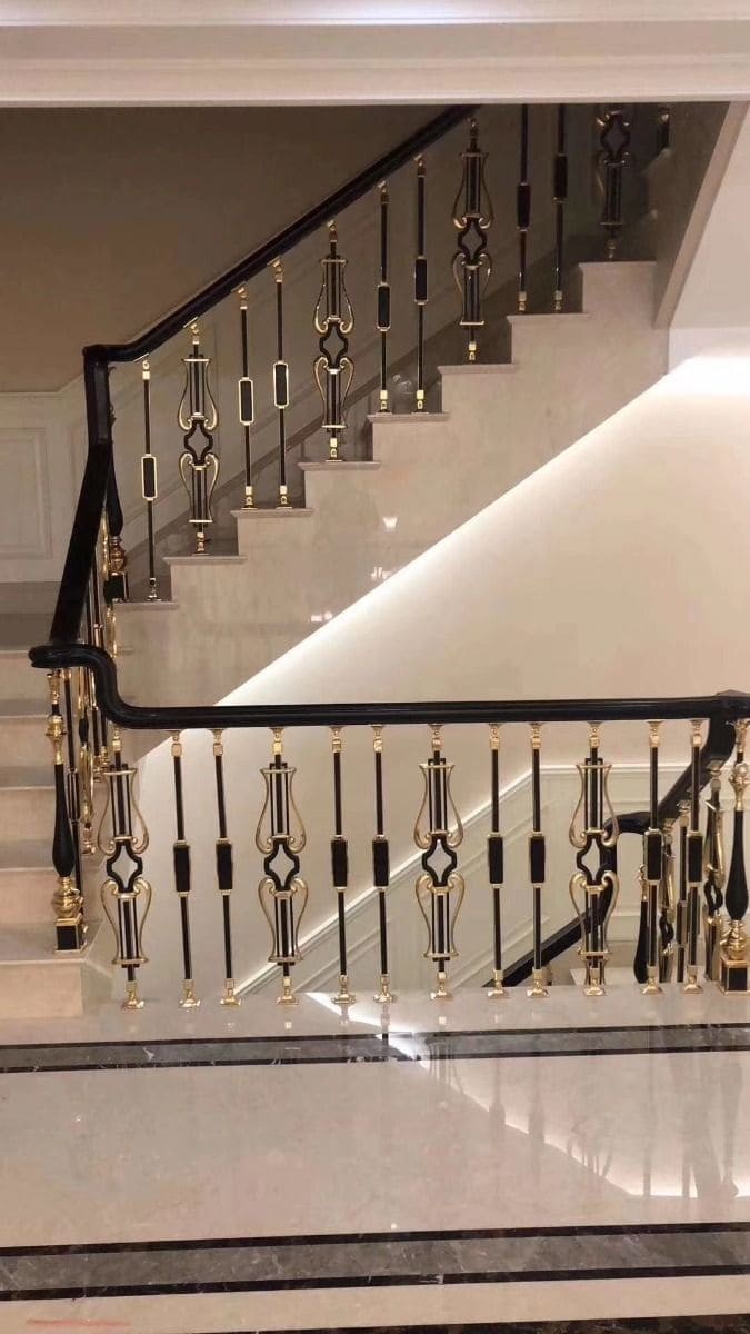 Kombinasi Kayu dan Logam pada Railing Tangga Minimalis