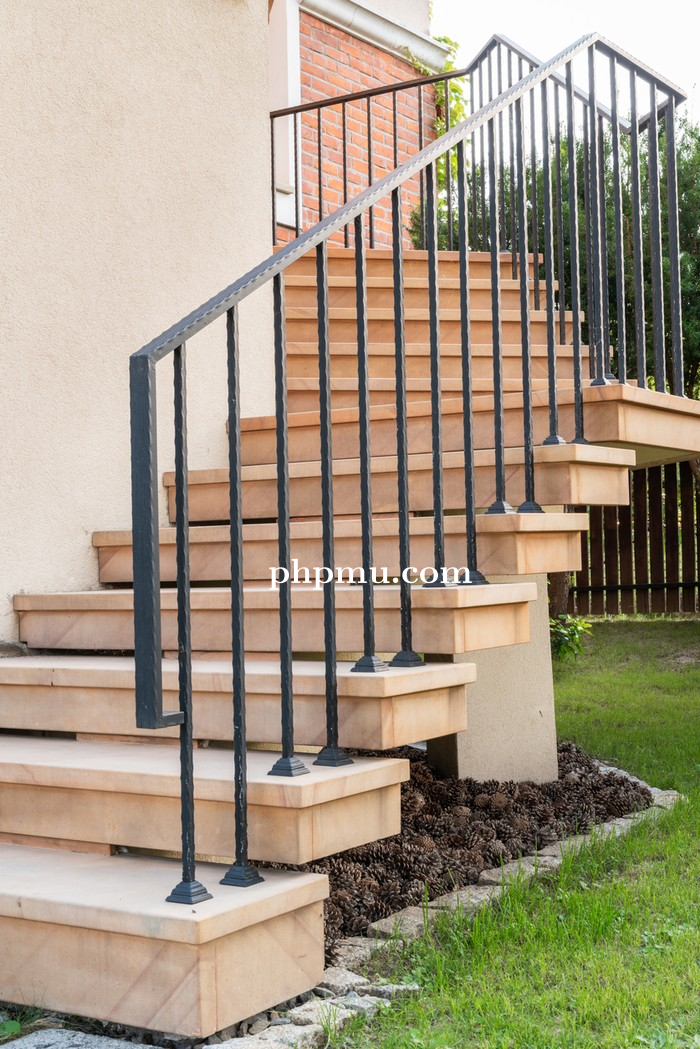 10 Railing Tangga Minimalis, Unik, dan Mewah Bahan Kayu hingga Besi Hollow  
