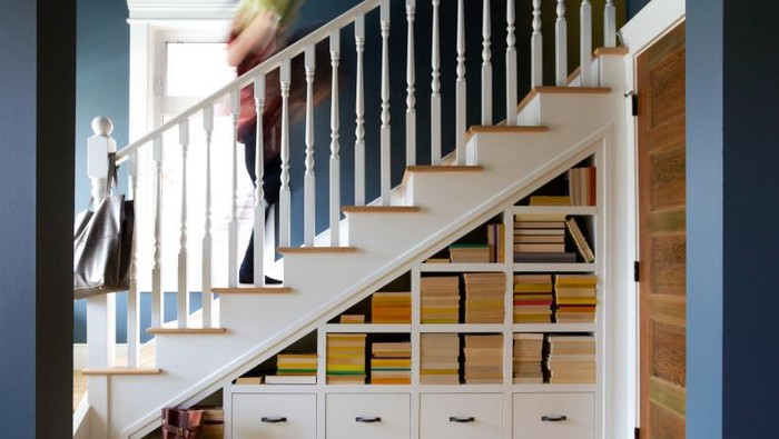 rak-buku-di-bawah-tangga-putih_169_(1)1.png